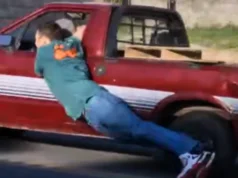 Vídeo Chocante: Homem se Pendura em Carro Após Briga de Trânsito Homem se Pendura em Carro Após Briga de Trânsito