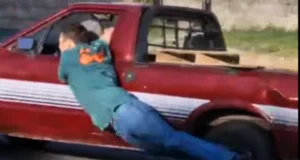 Vídeo Chocante: Homem se Pendura em Carro Após Briga de Trânsito Homem se Pendura em Carro Após Briga de Trânsito